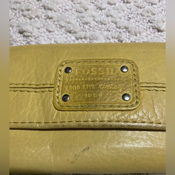 Fossil Yellow Wallet - Picture 2 of 5
